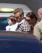 Виктория и Дэвид Бекхэм (David, Victoria Beckham) leaving restaurant with their daughter, Harper (April 17 2012) - 5xMQ 65ce0e207640850